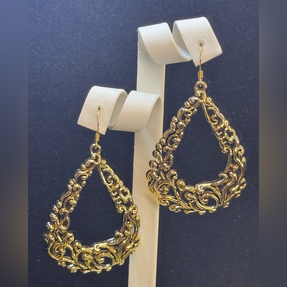 And Lovely Gold Tone Filigree Fish Hook Dangle Earrings - Picture 3 of 8